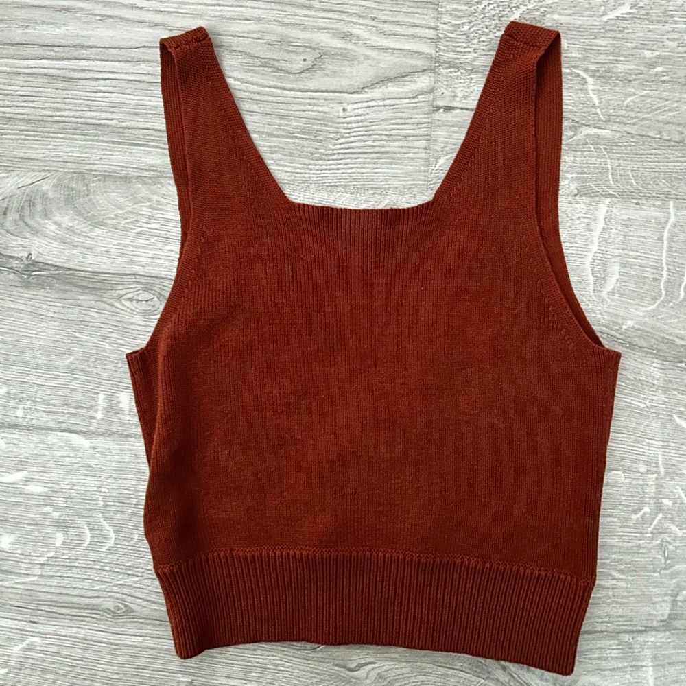 NWOT - Lou & Grey cropped sweater tank